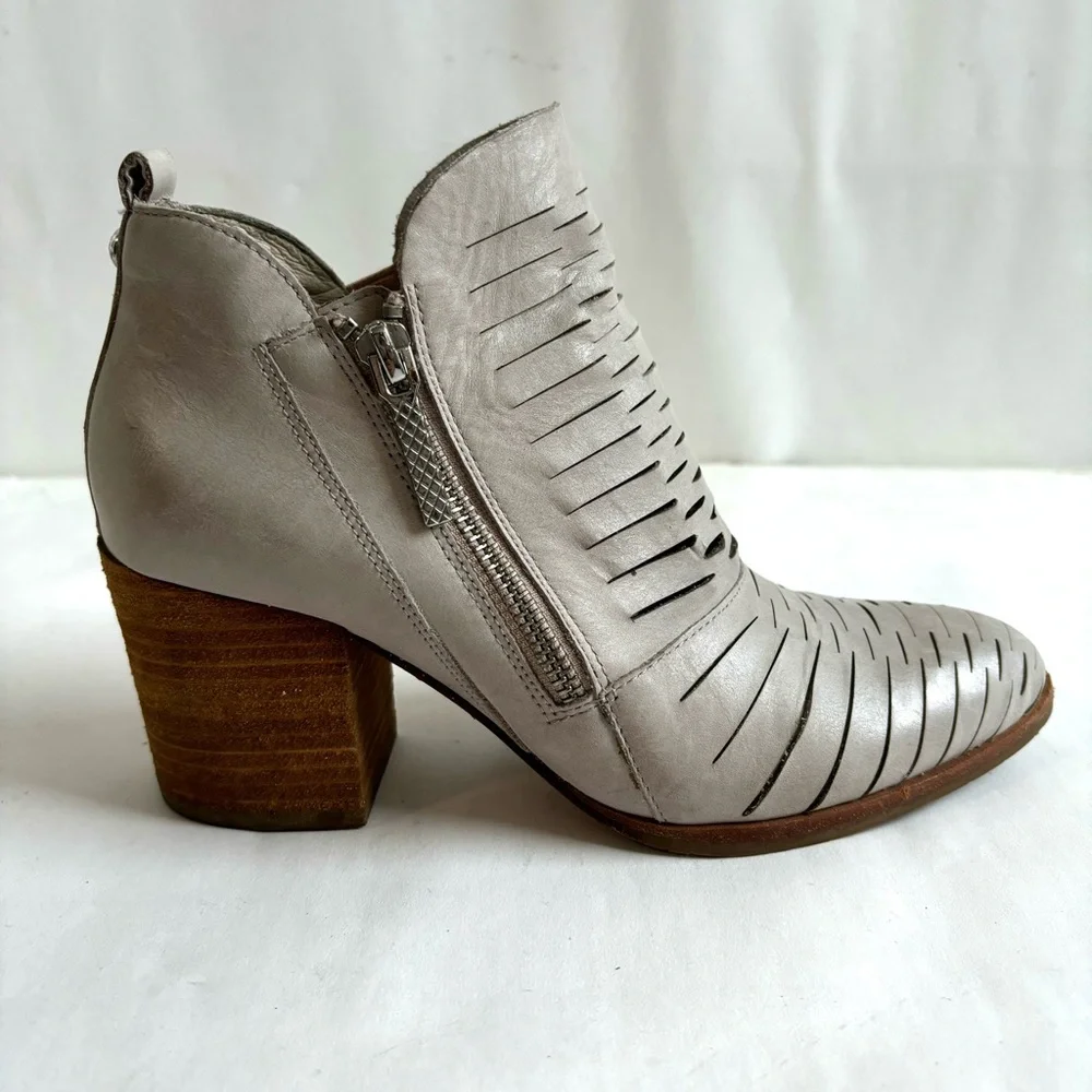 Donald J Pliner Elton Leather Cut Out Ankle Boots Pale Pink Gray Size 6M